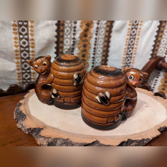 HOST PICK Honey Bears and Beehives Salt & Pepper Shakers Beehive Redware Pottery - Picture 7 of 8